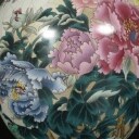 Golvvas med dekor av blommor samt kalligrafi, Kina sent 1900-tal
