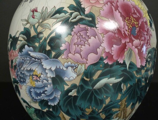 Golvvas med dekor av blommor samt kalligrafi, Kina sent 1900-tal