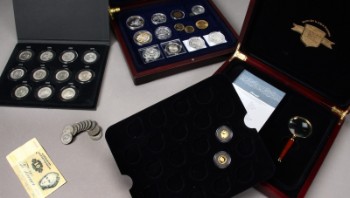 Samling mønter og medaljer bla. 2 stk. Verdens mindste guldmønter (2)