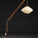 Svend Aage Holm Sørensen, tilskrevet. Standerlampe af teak og messing, 1950'erne