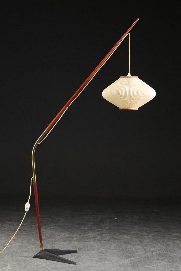 Svend Aage Holm Sørensen, tilskrevet. Standerlampe af teak og messing, 1950'erne