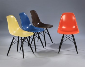 Charles Eames. Sæt på fire skalstole, multicolor, model DSW. (4)