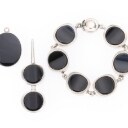 N.E. From: An onyx jewellery set of sterling silver. (3)