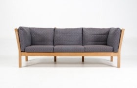 Andreas Hansen. Tre-pers tremmesofa, model 303