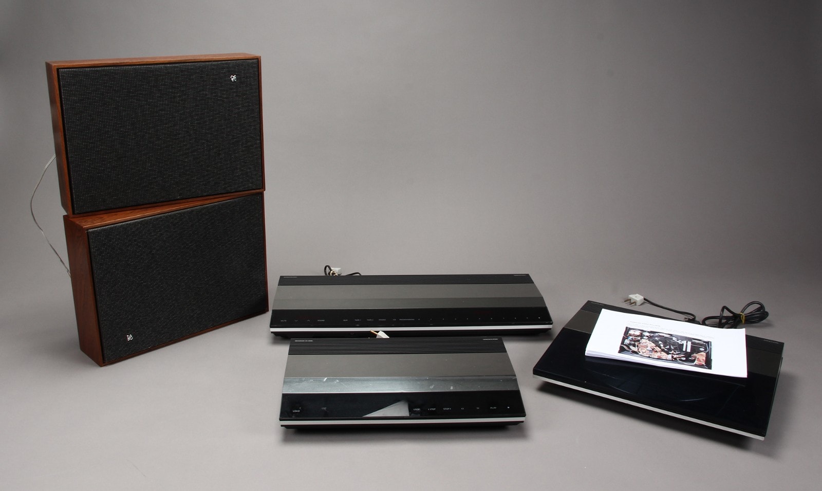 Bang & Olufsen. Højtalersæt samt pladespillere. Beogram 4500 m. MMC5 ...