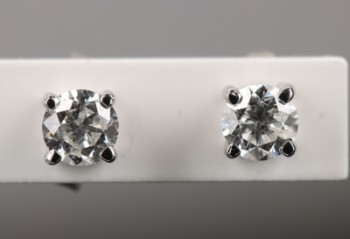 Et par solitaire diamantørestikker, ialt ca. 0,65 ct. af 18 kt. hvidguld (2)