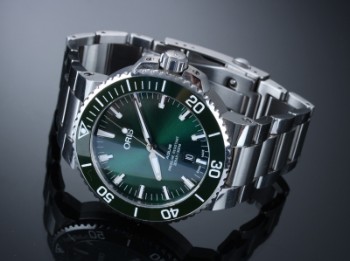Oris Aquis Date. Automatic mens watch in steel with green dial - box + certificate. Year 2020.