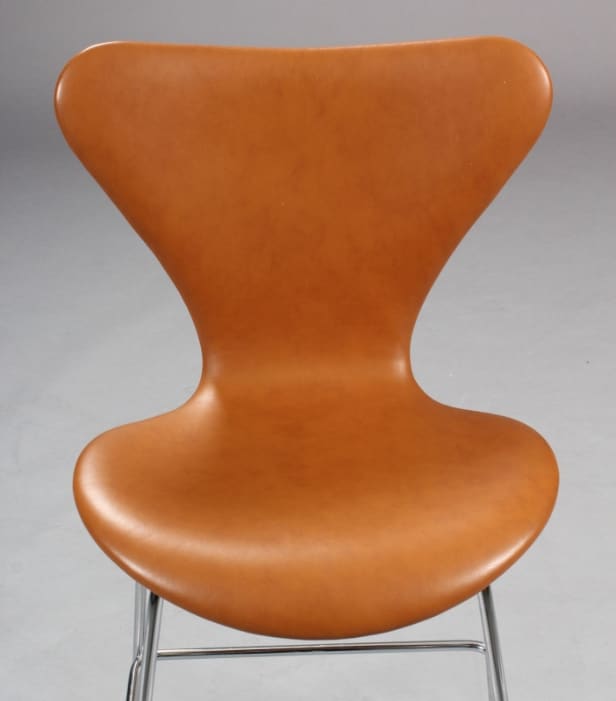 Arne Jacobsen. 7'er barstol, model 3187, nybetrukket