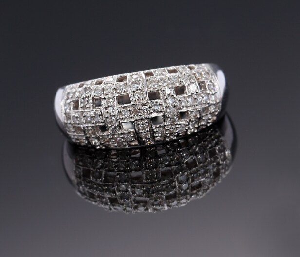 Moderne gennembrudt diamantring af 18 kt. hvidguld