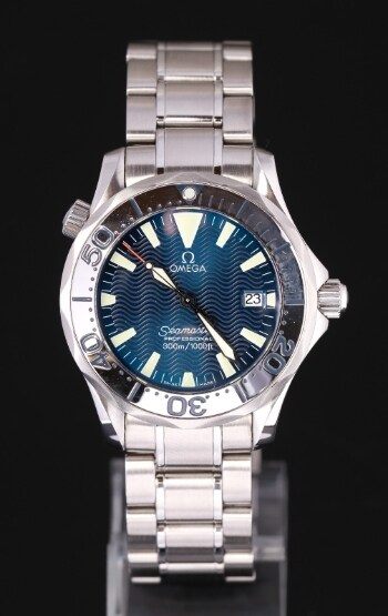 Omega Professional Seamaster 300M. Herreur af stål med blå skive Ø 36,5 mm