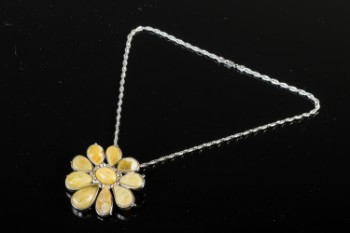Vedhæng i sterlingsølv med en stor blomst af rav samt sølvkæde  (2)
