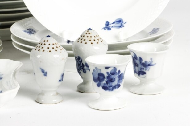 Royal Copenhagen.  'Blå Blomst'.  Service af porcelæn ( 72)