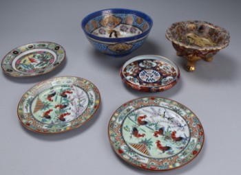 Satsuma skål, Imari skål samt tre tallerkener og skål på tre ben af porcelæn. (6)