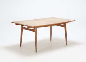 Hans J. Wegner (1914-2007) for Andreas Tuck: Spisebord af egetræ, model AT310