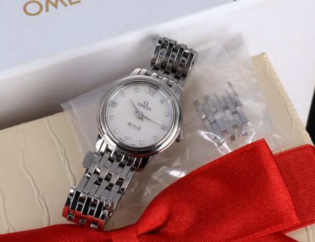 Omega 'De Ville Prestige'. Dameur i stål med brillantbesat perlemorsskive - boks + cert. 2019