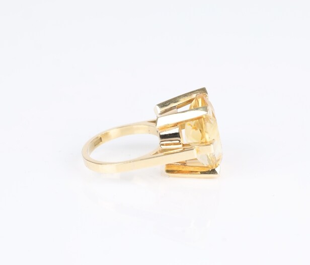 Citrinring af 14 kt. guld. Ringstr. 47.