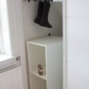 Skydedørsgarderobe med 3 hvide fyldningsdøre med hvide skinner Denne vare er sat til omsalg under nyt varenummer 3481557
