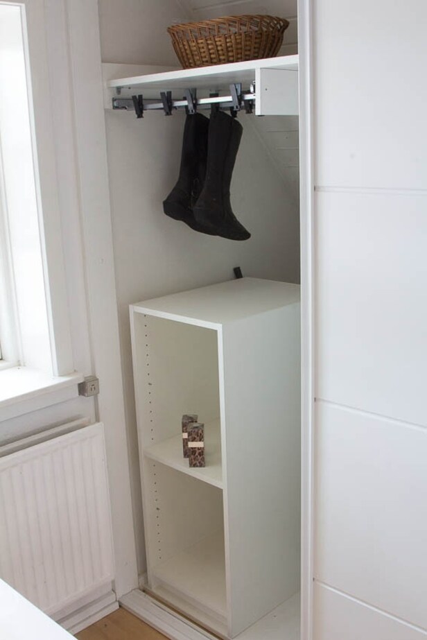 Skydedørsgarderobe med 3 hvide fyldningsdøre med hvide skinner Denne vare er sat til omsalg under nyt varenummer 3481557