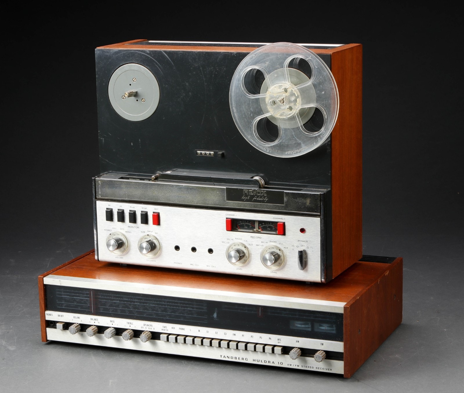 Tandberg Radio samt Revox bånd. (2) Barnebys