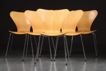 Arne Jacobsen for Fritz Hansen. Sæt på seks Syveren stole af ahorn, model 3107 (6)