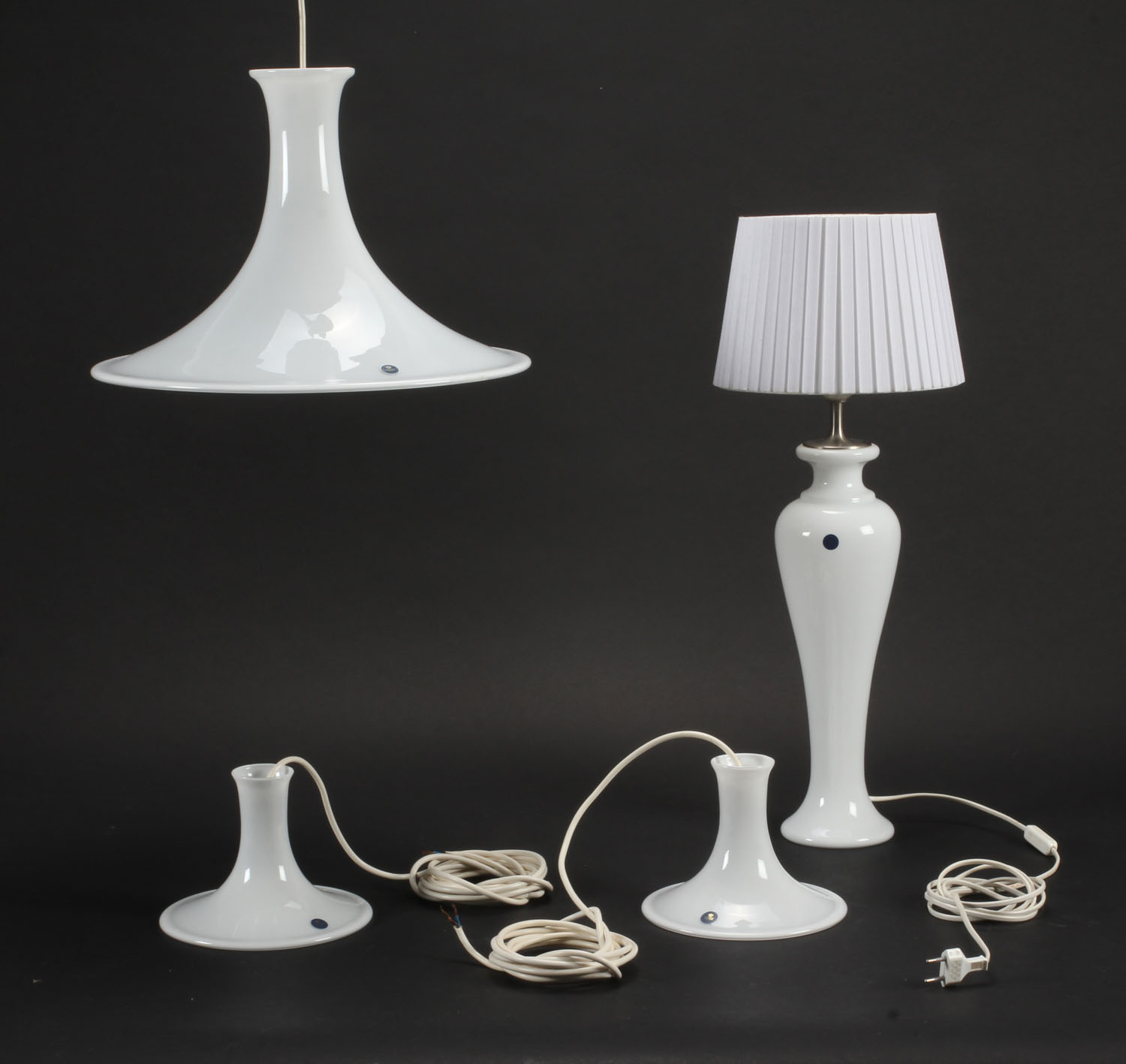 Sikker Kategori Fatal Holmegaard/Royal Copenhagen. Tre 'Mandarin' pendler samt 'Napoli' bordlampe  (4) | Lauritz.com
