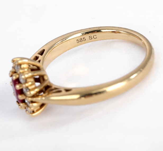 Scrouples. 'Diana' ruby ??and brilliant rosette ring in 14 kt. gold, total 0.22 ct.