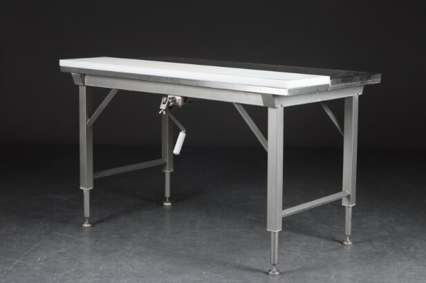 Inventar fra Irma. Industrielt slagterbord / køkkenbord af rustfrit stål