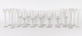 En samling Holmegaard 'Twist/Amager' glas med egeløvsslibninger (26)