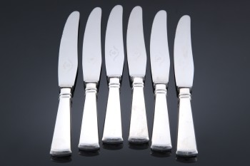P. Hertz. Seks middagsknive med skafter af sølv (6)