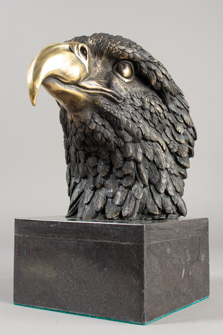 Nach Archibald Thorburn. Adlerkopf. Bronze auf Marmorsockel. | Lauritz.com