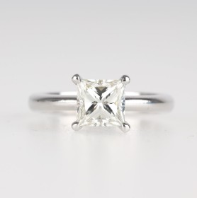 Diamant solitairering af 18 kt. hvidguld med princess-cut diamant, ca. 1.62 ct.