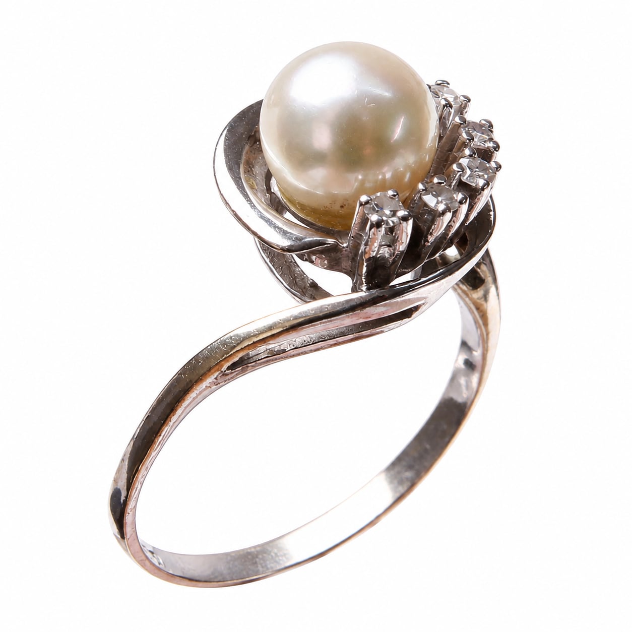 Ring in 14 kt. white gold with white sapphires and pearl