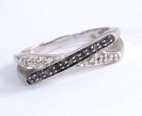 Ring in 18 kt. white gold with white and black diamonds, 0.13 ct.