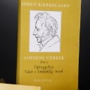 Søren Kierkegaard. Samlede værker (1982) samt Peter Tielst, Livet forstås baglæns. (21)