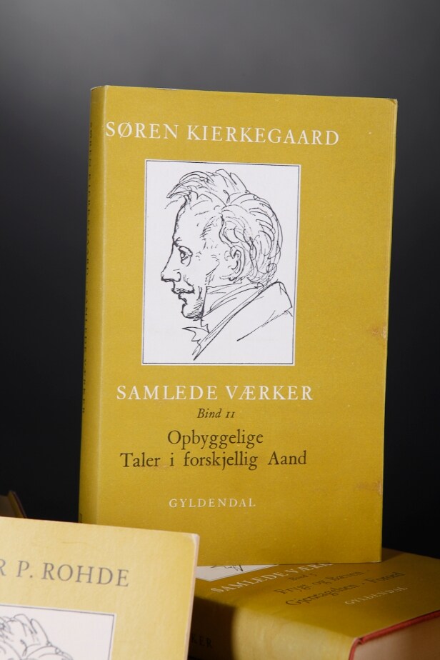 Søren Kierkegaard. Samlede værker (1982) samt Peter Tielst, Livet forstås baglæns. (21)