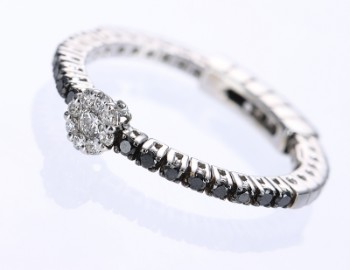 Fleksibel ring af 18 kt. hvidguld prydet med sorte og hvide diamanter, i alt ca. 0.29 ct.