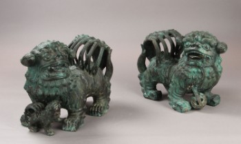 Et par kinesiske figurer af grønpatineret bronze, L. 43 cm (2)