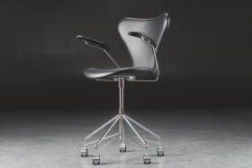 Arne Jacobsen. Office chair model 3217, black leather