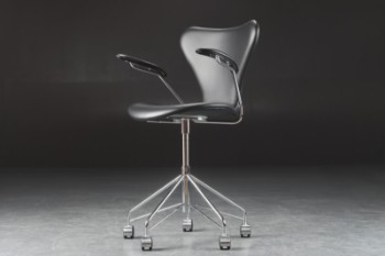 Arne Jacobsen. Kontorstol model 3217, sort læder