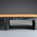 Sofabord af metal og orange bemalet spånplade.