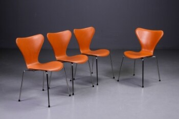 Arne Jacobsen. Fire syver stole brunt læder (4)