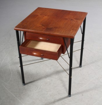 Dansk møbelproducent. Lille sidebord / entrémøbel, teaktræ