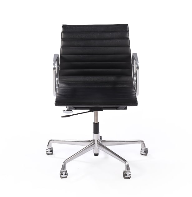 Charles Eames. Kontorstol i sort læder, model EA-117 'full leather'