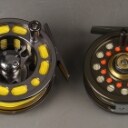 Samling fiskeudstyr: Fiskestang Hardy Ultralite, fluehjul JSB-Perfect Trout, fluehjul DMA-E Denmark (3)