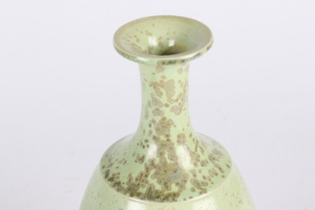 Sven Hofverberg. Two vases of green-glazed stoneware (2) | Lauritz.com