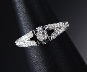 Classic richly decorated diamond ring of 10 kt. white gold, total approx. 0.86 ct.