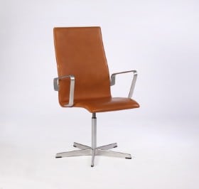 Arne Jacobsen. Oxford armstol i cognac walnut elegance anilin læder