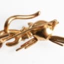 Brooch: Cat with gemstone, 18 kt. gold