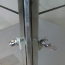 Moderne vitrineskab af metal og glas