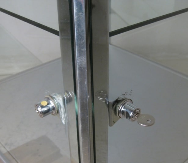 Moderne vitrineskab af metal og glas